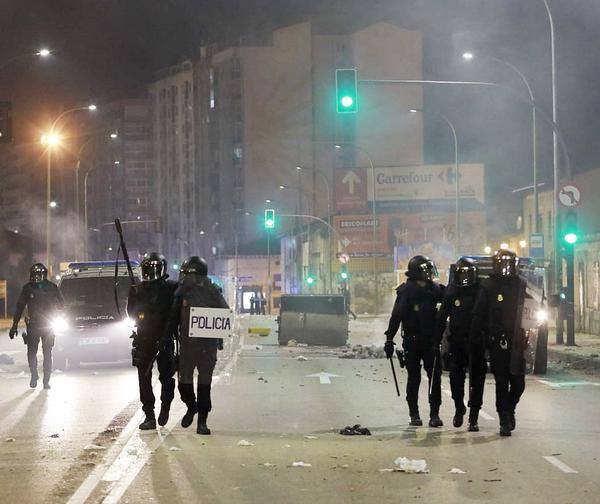 Fotos: La concentración contra las medidas anti covid acaba en batalla campal en Gamonal