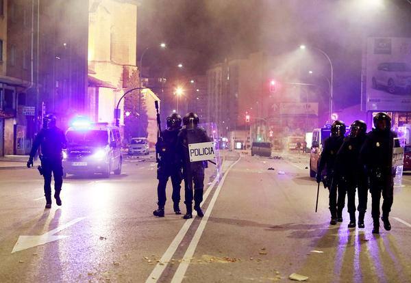 Fotos: La concentración contra las medidas anti covid acaba en batalla campal en Gamonal