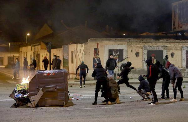 Fotos: La concentración contra las medidas anti covid acaba en batalla campal en Gamonal