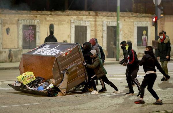 Fotos: La concentración contra las medidas anti covid acaba en batalla campal en Gamonal