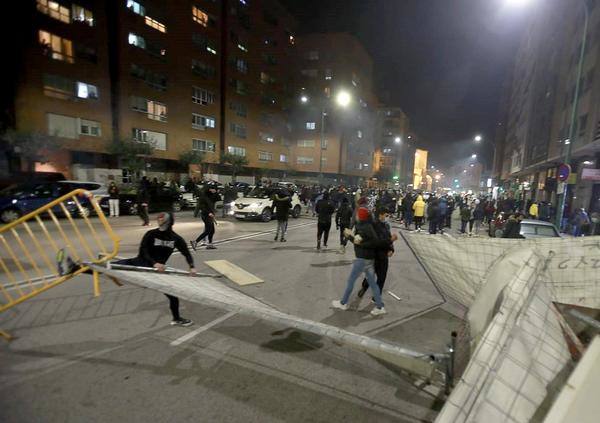 Fotos: La concentración contra las medidas anti covid acaba en batalla campal en Gamonal