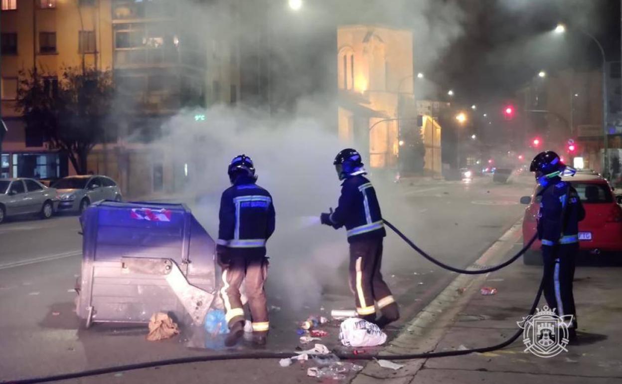 Una dotación de Bomberos en Gamonal este viernes por la noche.