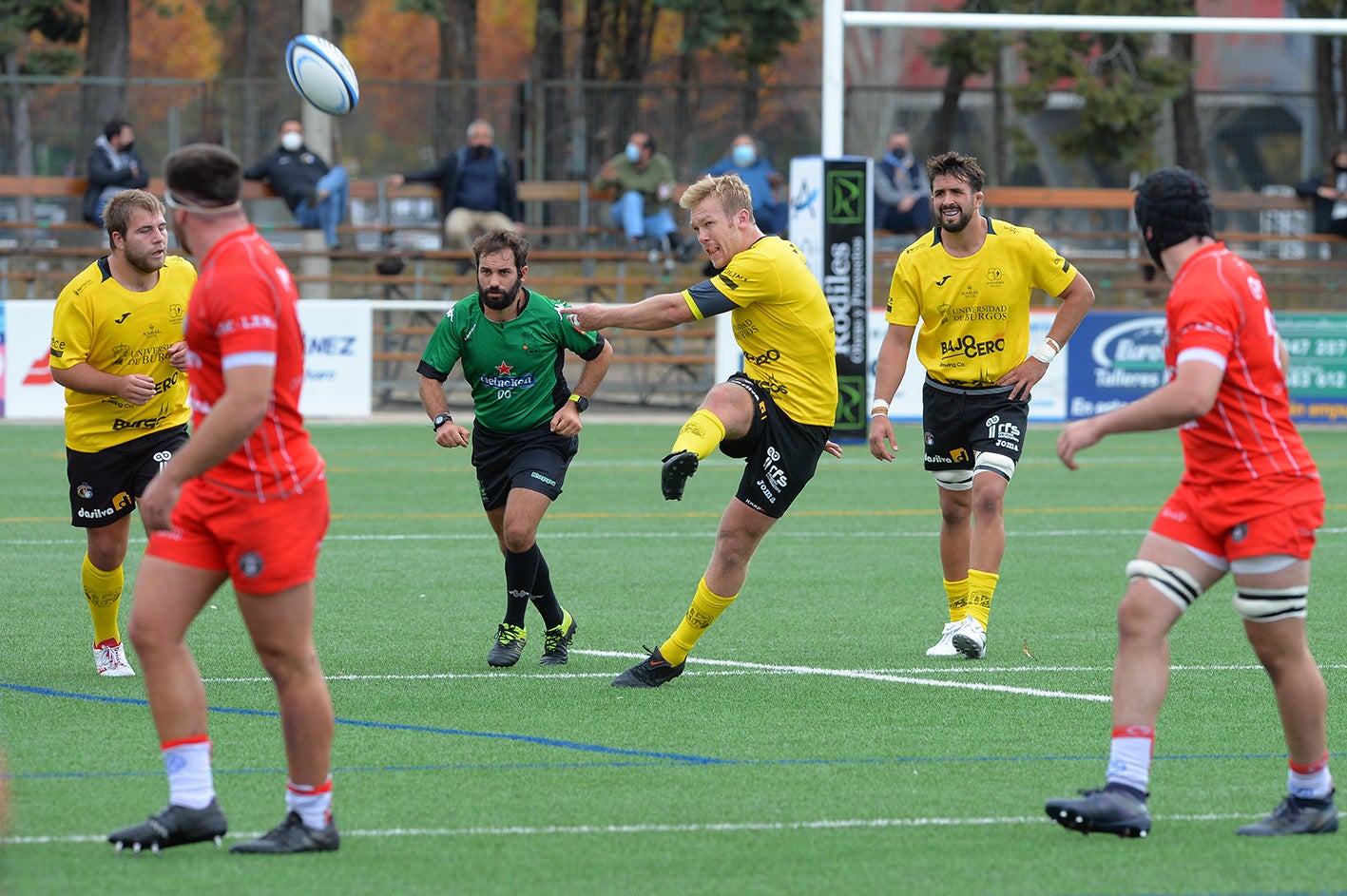 Fotos: El Ubu Bajo Cero consigue la primera victoria frente al Ampo Ordizia