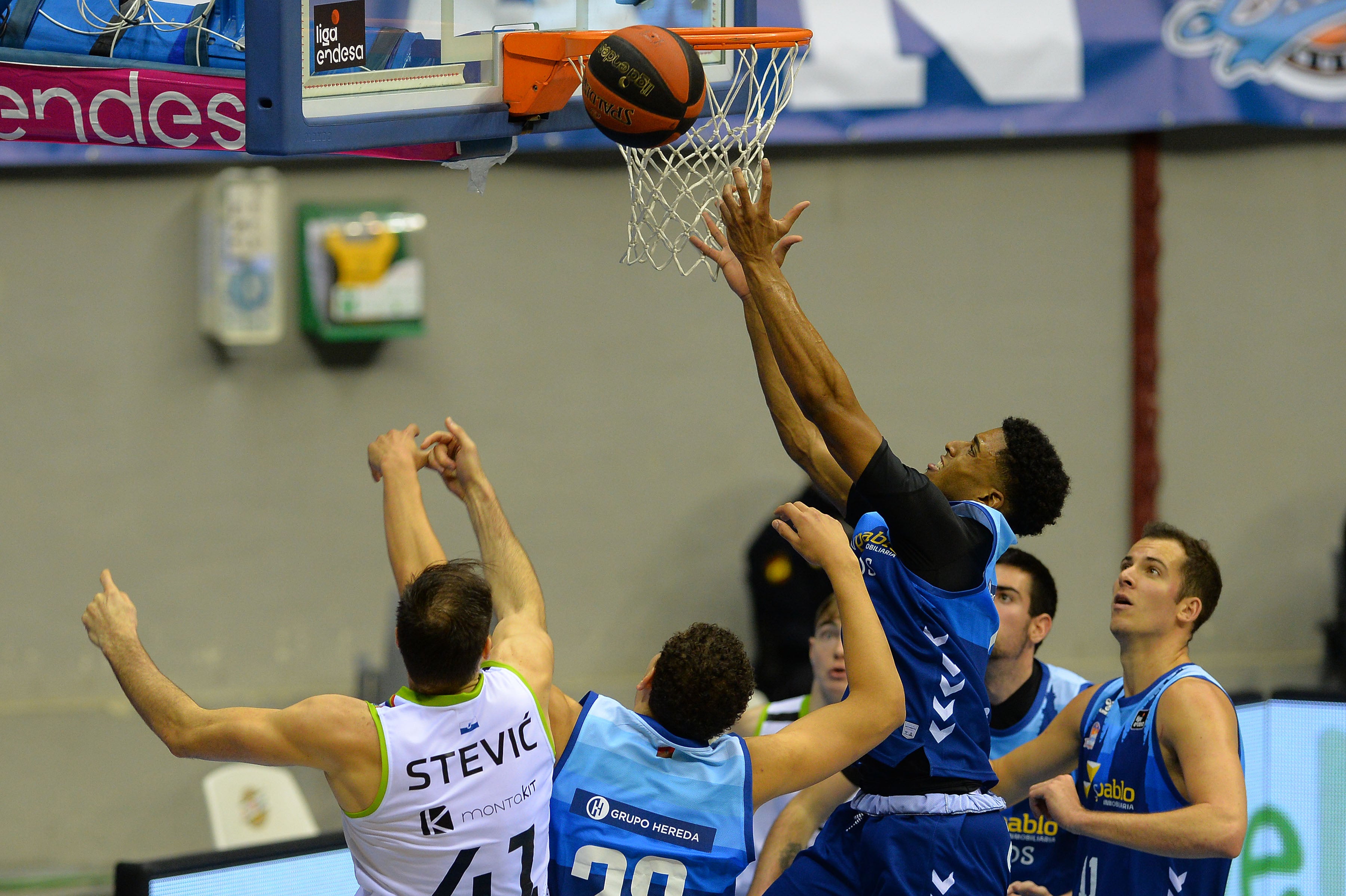 Fotos: El Hereda San Pablo cae ante Fuenlabrada en un partido plagado de bajas