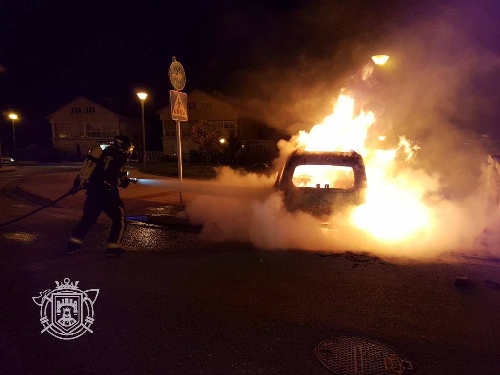 Momento en el que los Bomberos intervinieron para sofocar las llamas.