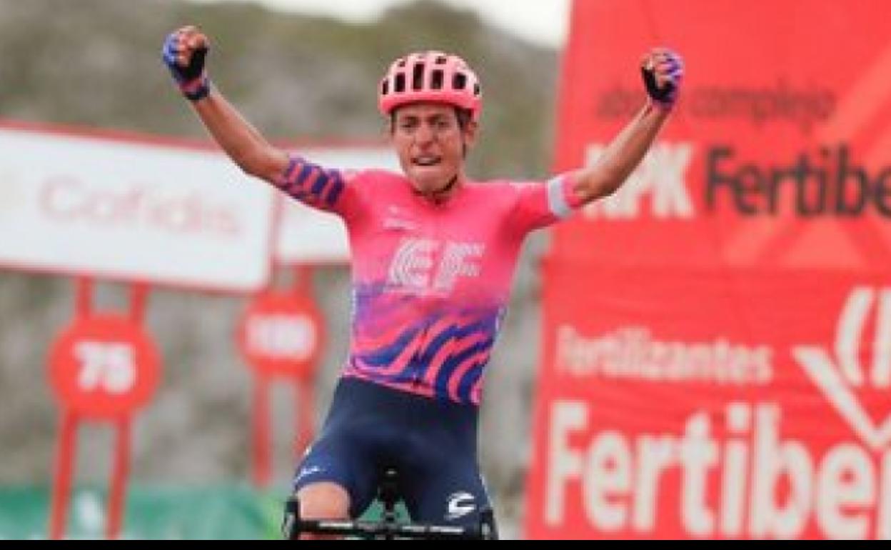 El británico Hugh Carthy celebra su victoria en la duodécima etapa de la Vuelta a España. 