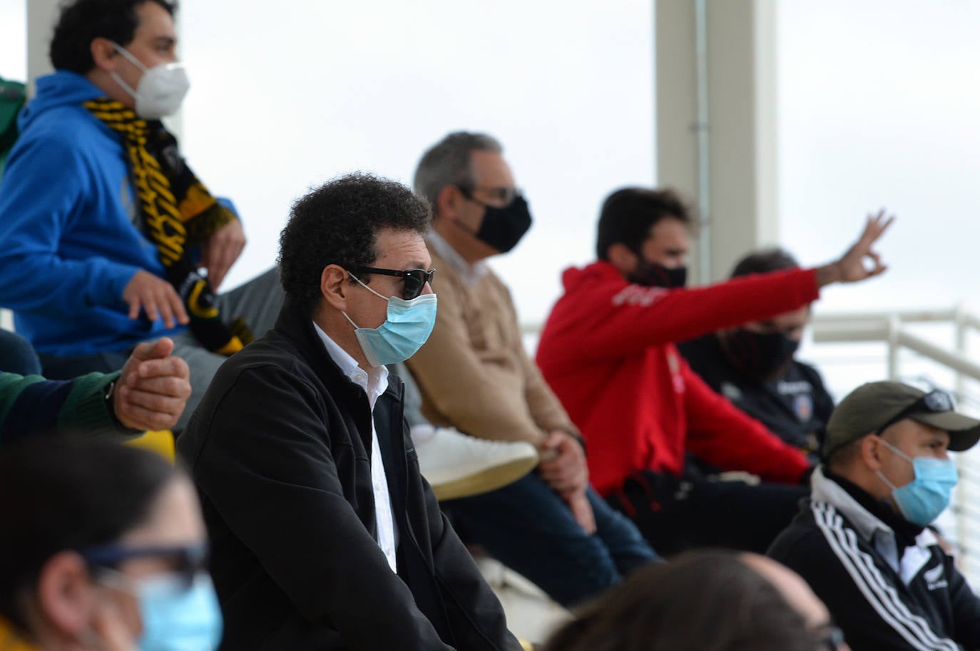 Fotos: El público disfruta animando al Aparejadores este domingo