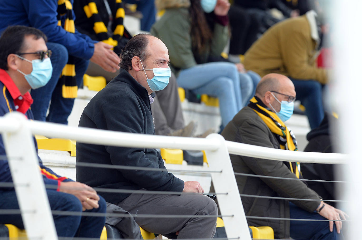Fotos: El público disfruta animando al Aparejadores este domingo