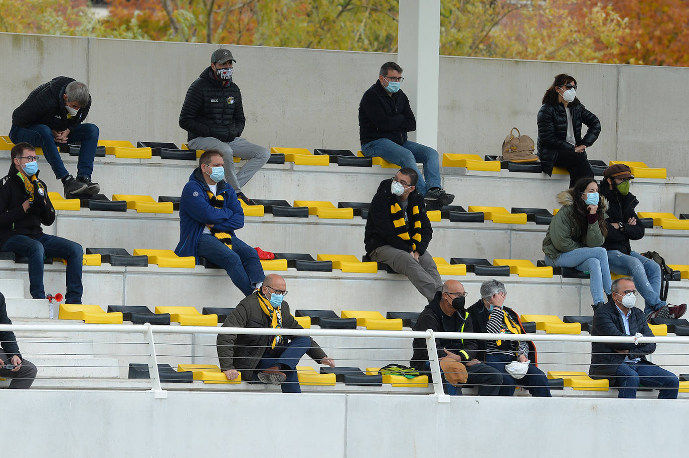 Fotos: El público disfruta animando al Aparejadores este domingo