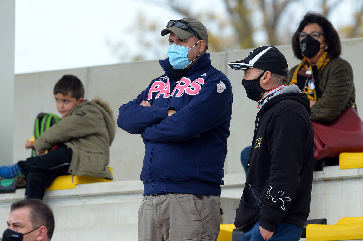 Fotos: El público disfruta animando al Aparejadores este domingo