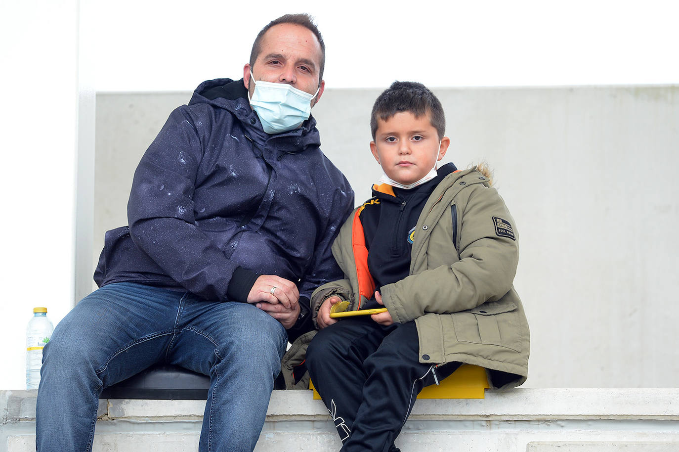 Fotos: El público disfruta animando al Aparejadores este domingo