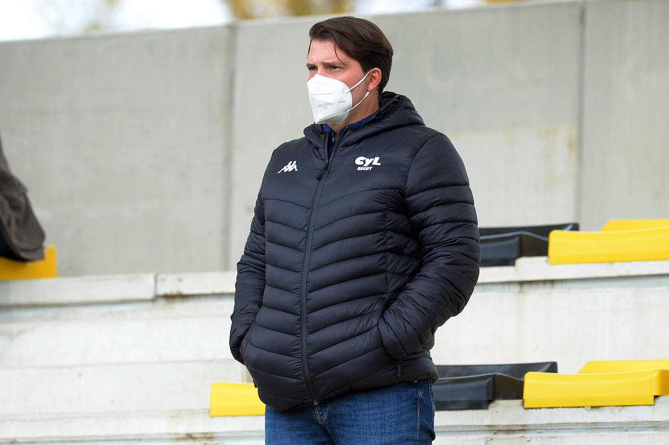 Fotos: El público disfruta animando al Aparejadores este domingo