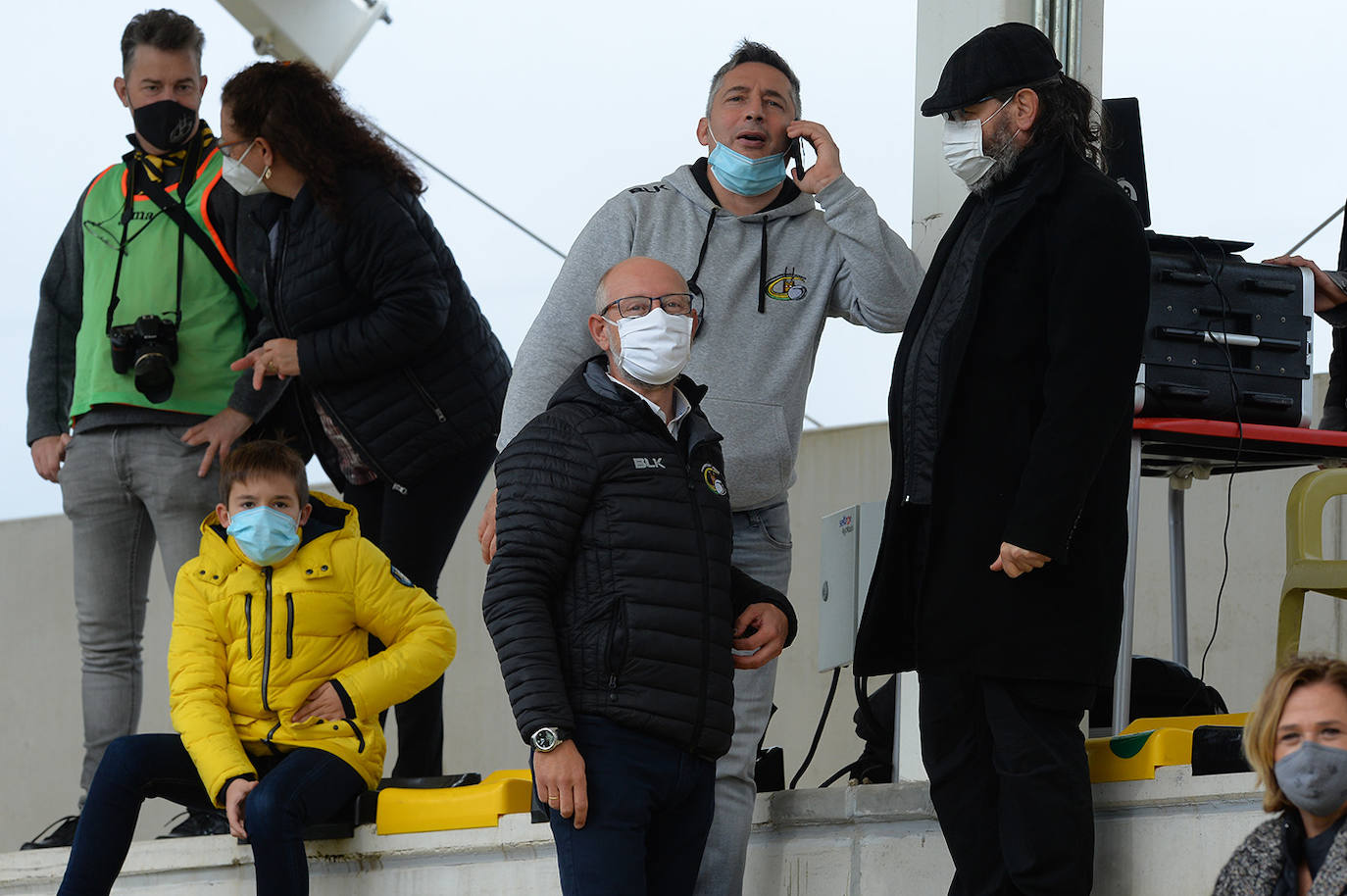 Fotos: El público disfruta animando al Aparejadores este domingo