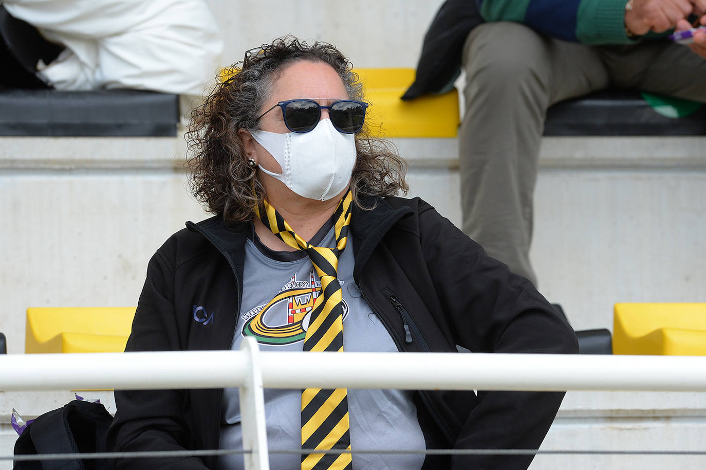 Fotos: El público disfruta animando al Aparejadores este domingo