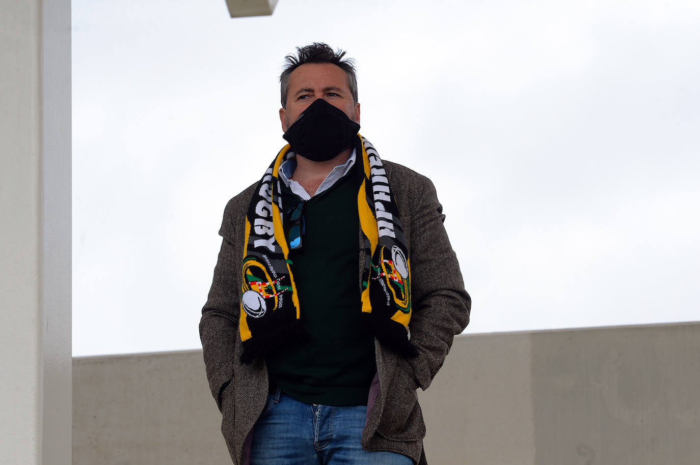 Fotos: El público disfruta animando al Aparejadores este domingo