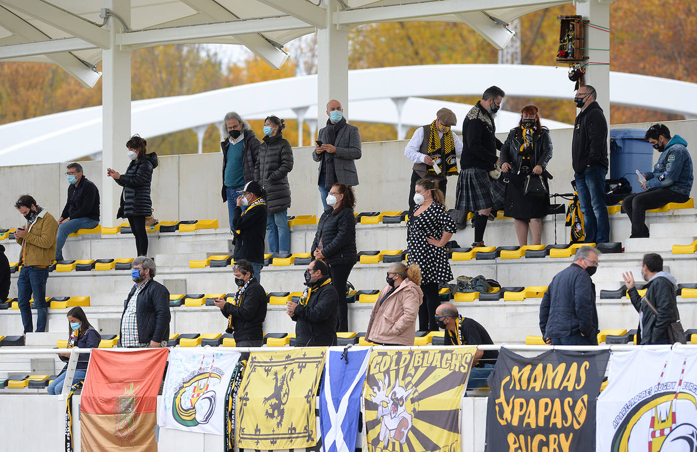 Fotos: El público disfruta animando al Aparejadores este domingo