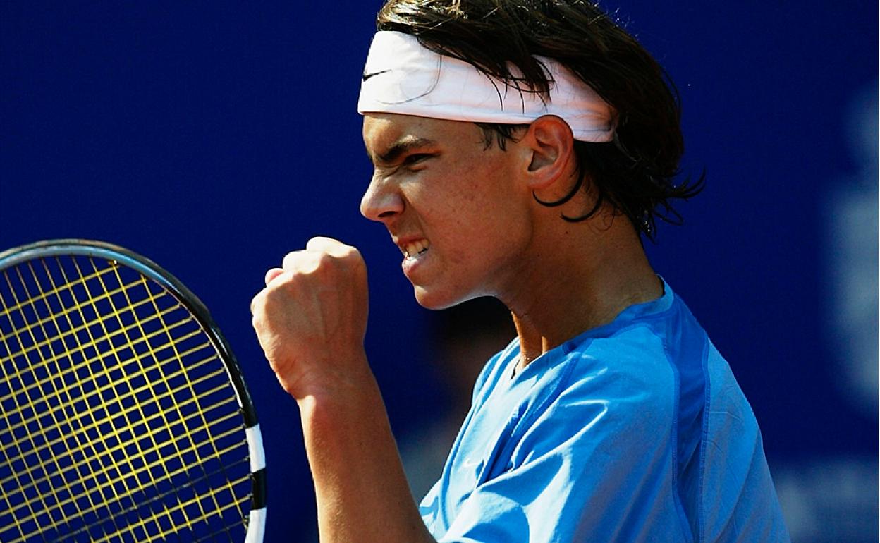 Un joven Rafa Nadal celebra un triunfo.