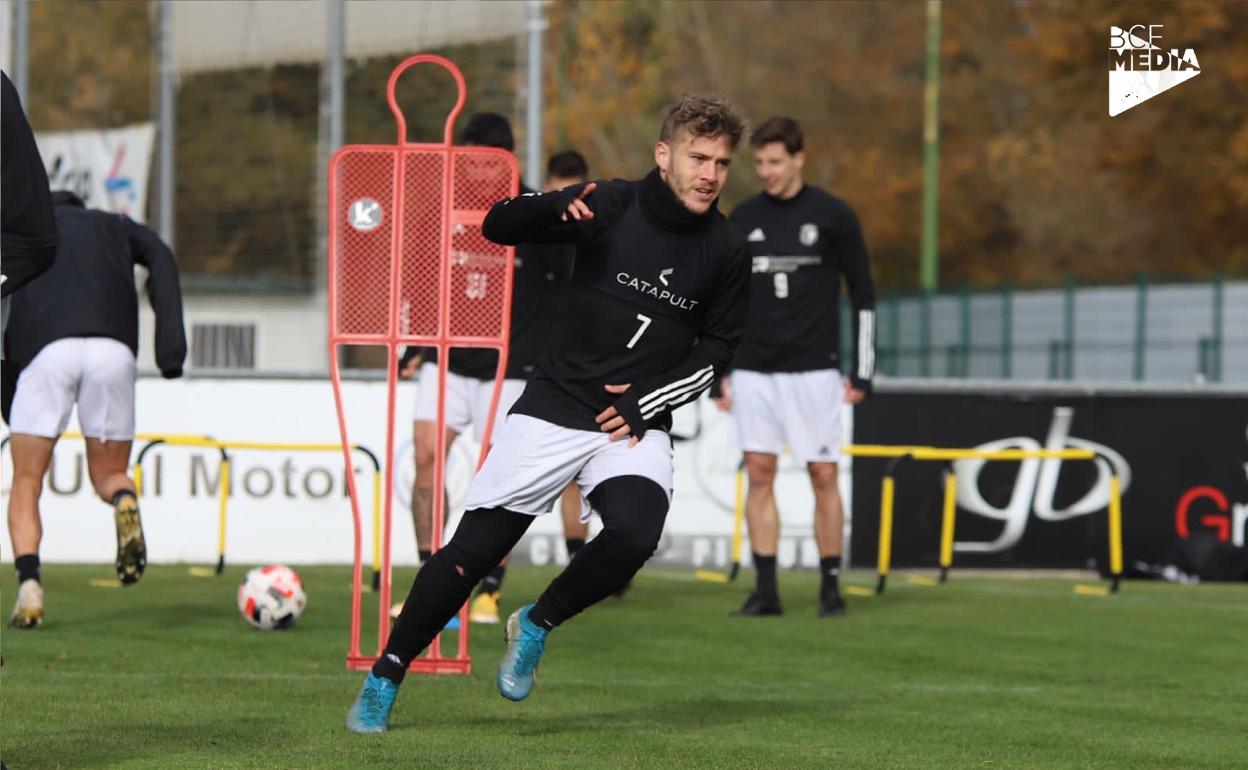 Juanma, en el entrenamiento de esta mañana en la ciudad deportiva del Burgos CF Promesas. 