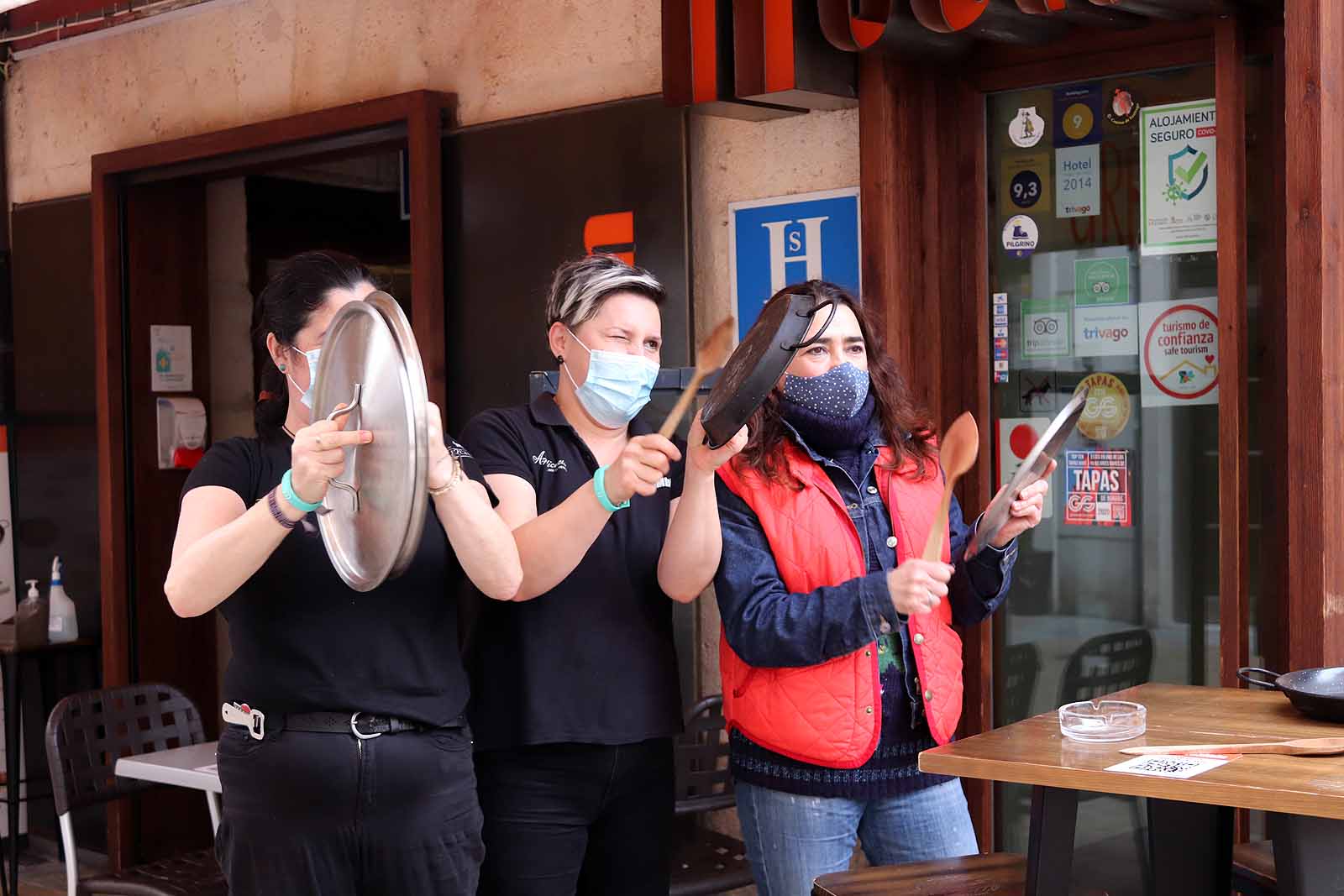 Fotos: La hostelería saca a la calle sus cacerolas para protestar por el cierre del sector