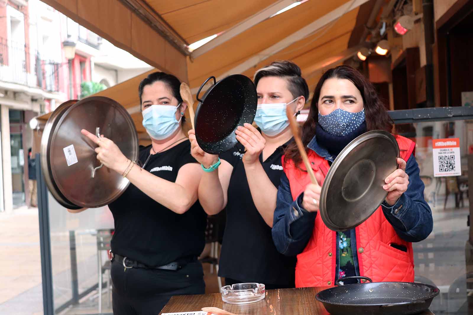 Coronavirus en Burgos: La hostelería protesta contra su cierre a golpe de cacerola