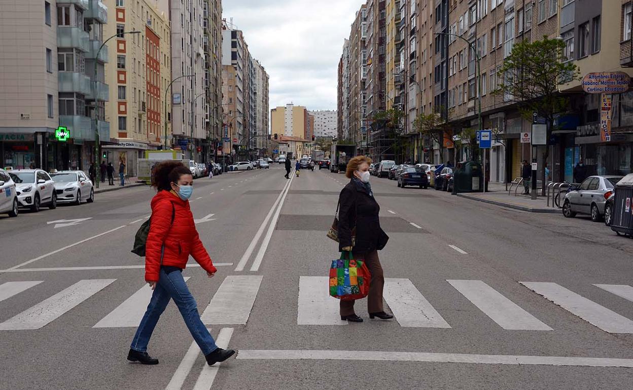 Gente con mascarilla por la covid-19 en las calles de Burgos. 