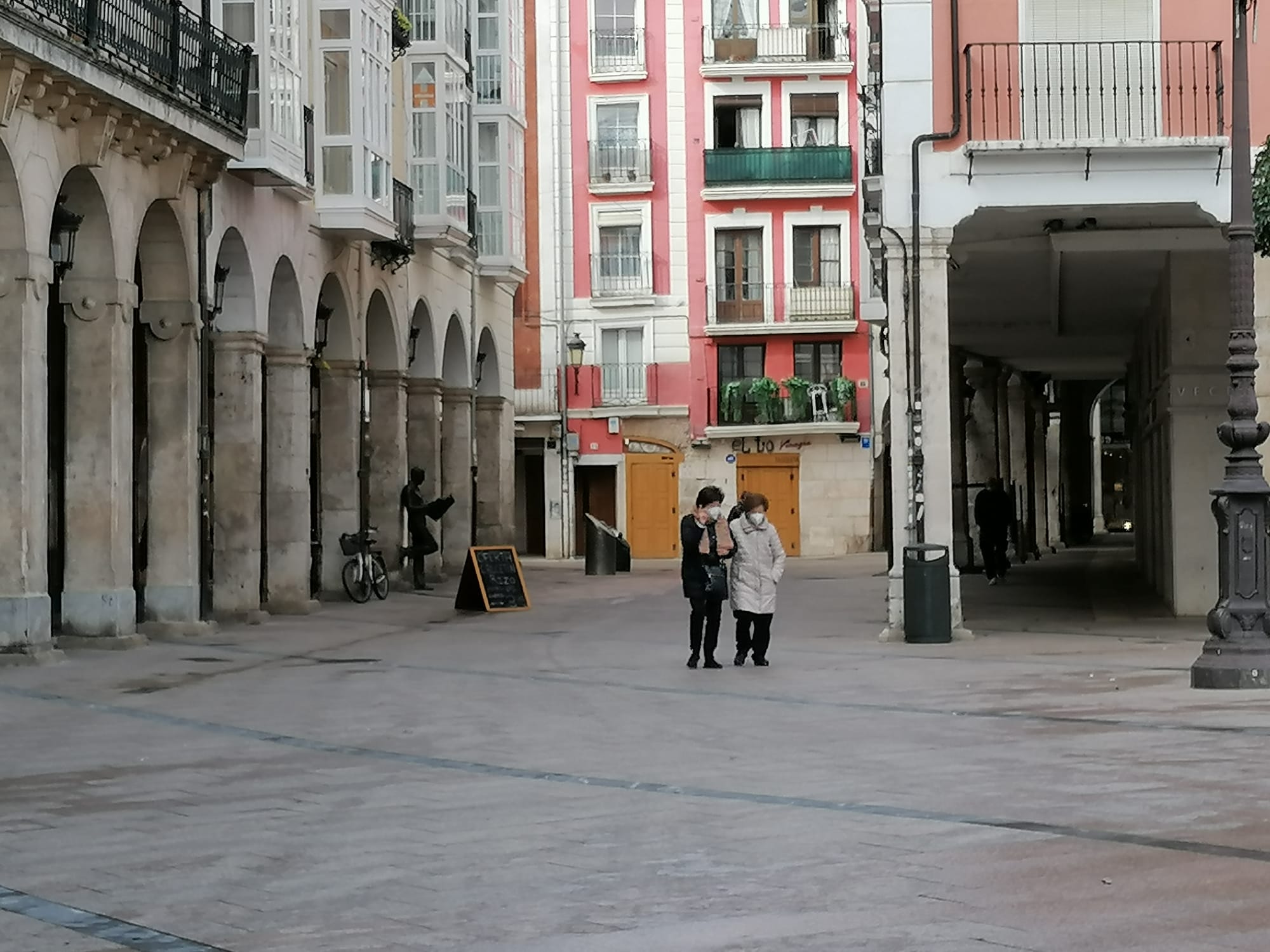 Fotos: El cierre de la hostelería deja vacíos en las calles y comandas para llevar