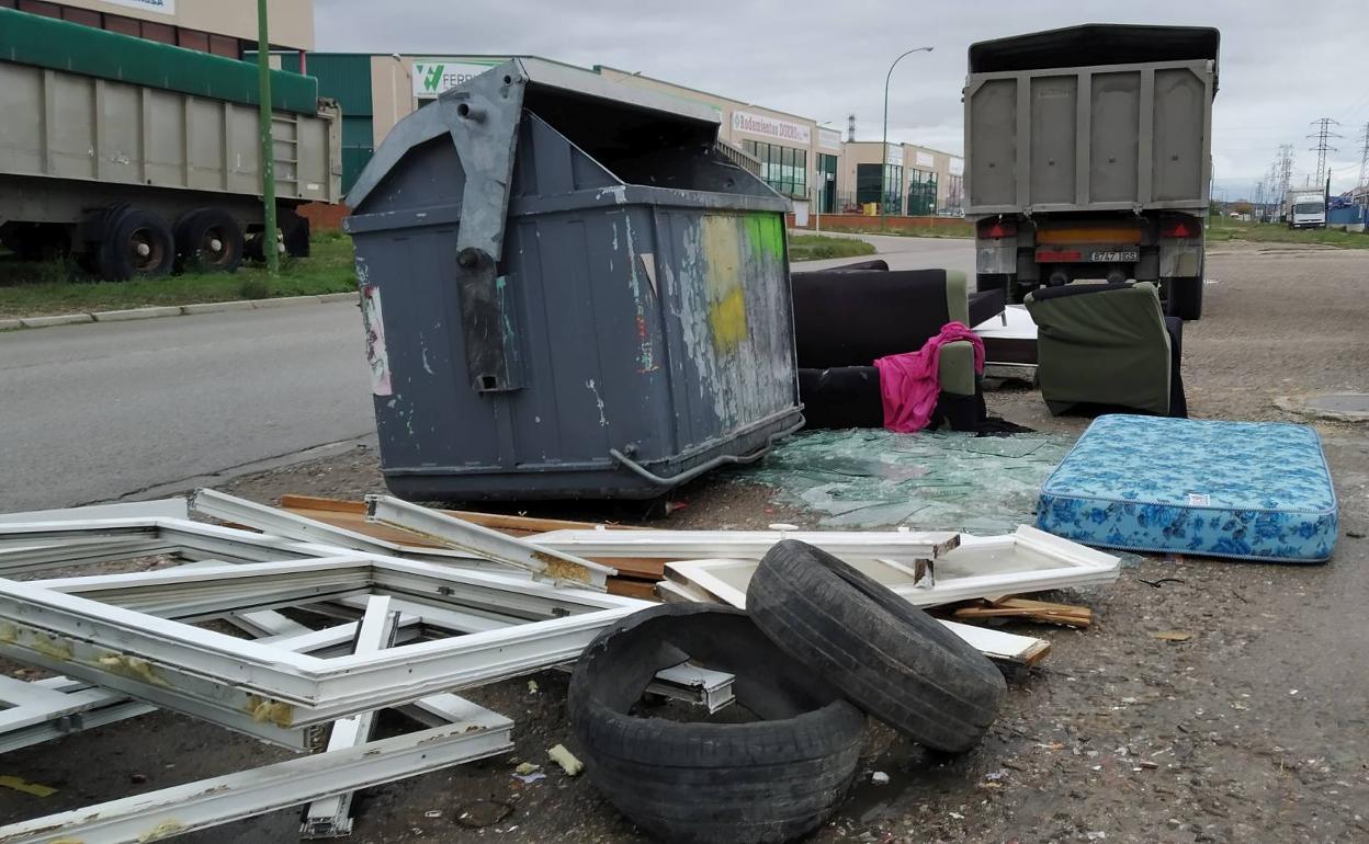 En muchas zonas del polígono se acumula basura e incluso enseres. 