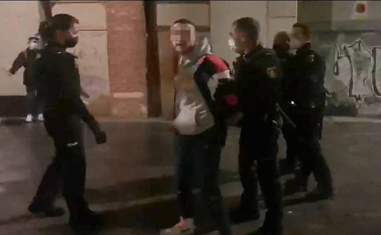 El joven arrestado por atentado a la autoridad.