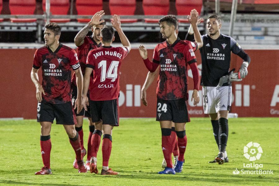 Fotos: El Mirandés se lleva la victoria ante el Sporting