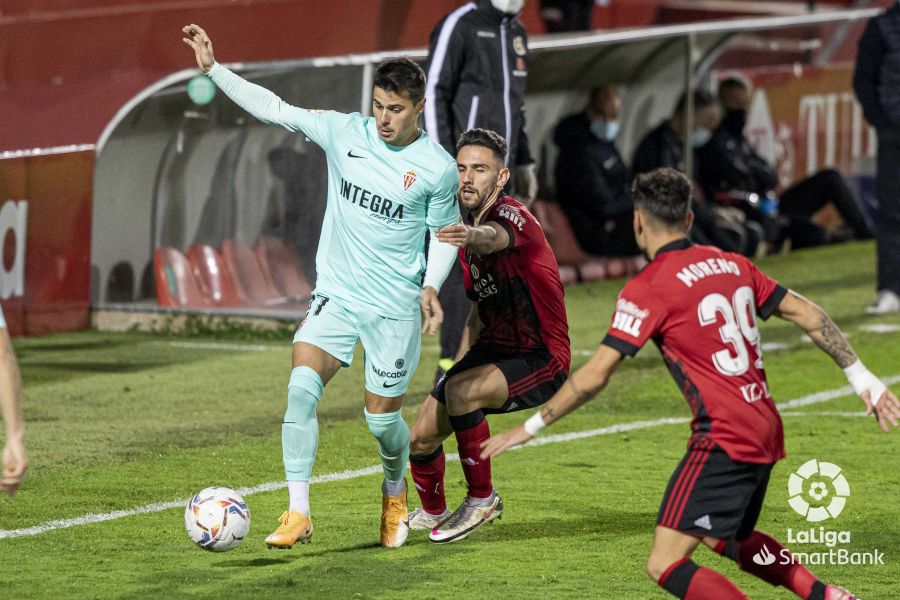 Fotos: El Mirandés se lleva la victoria ante el Sporting