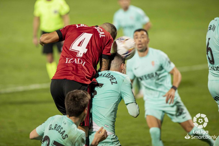 Fotos: El Mirandés se lleva la victoria ante el Sporting