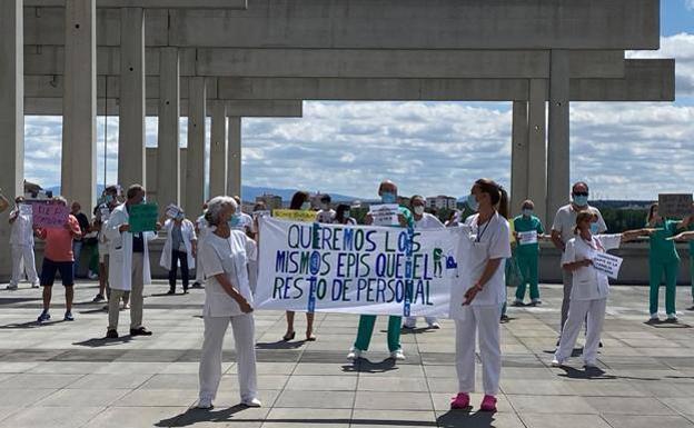 Los celadores del HUBU consiguen al fin equipos de protección para Urgencias