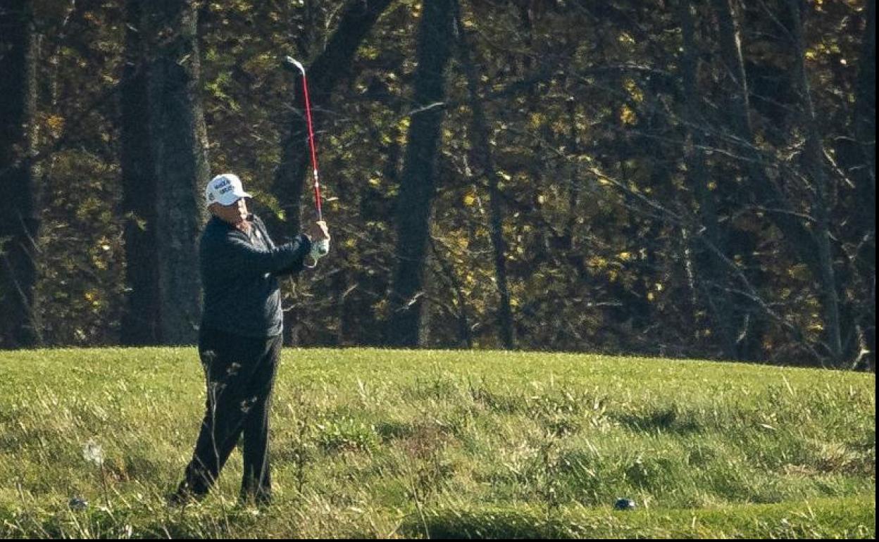 A Donald Trump el final del recuento electoral le pilló jugando al golf en el club de campo que tiene en Sterling (Virginia)