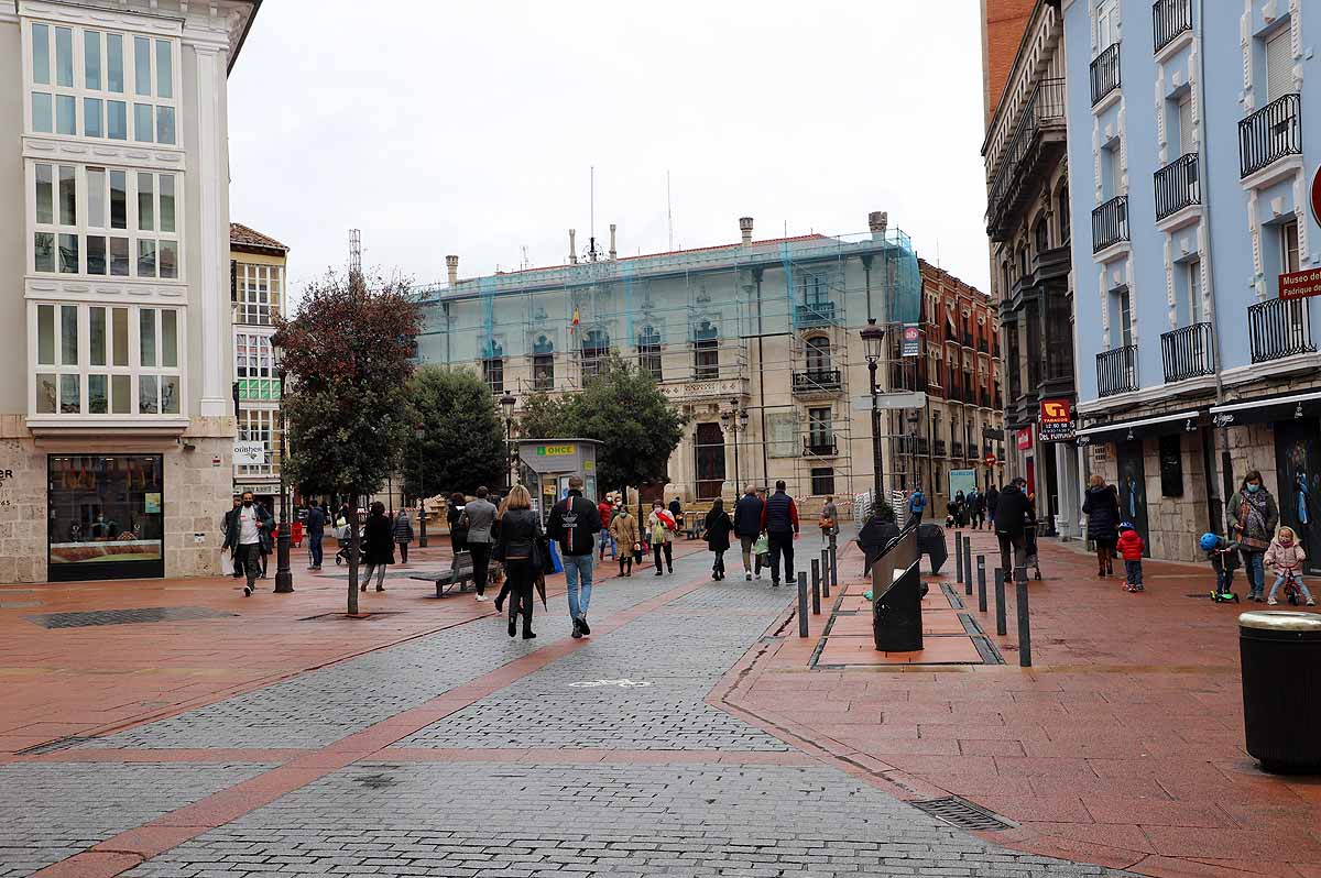 Fotos: Las compras y los paseos de mañana llegan las calles de Burgos un sábado sin hostelería