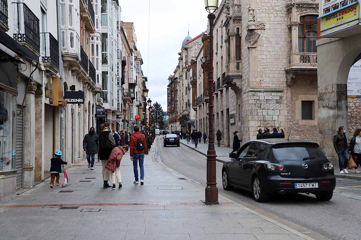 Fotos: Las compras y los paseos de mañana llegan las calles de Burgos un sábado sin hostelería