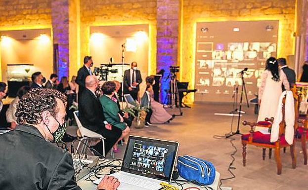 Equipo para emitir la boda en directo, con la pantalla gigante al fondo. 