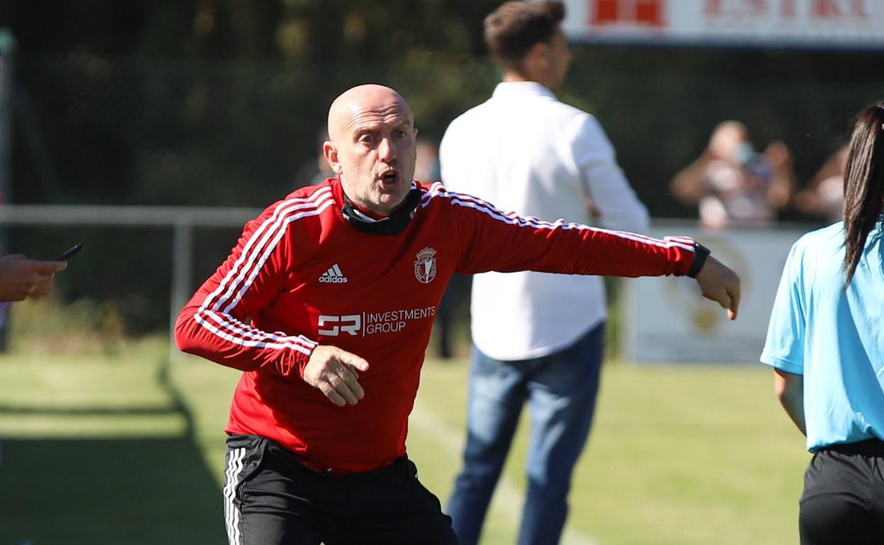 Calero, dando instrucciones en un partido. 