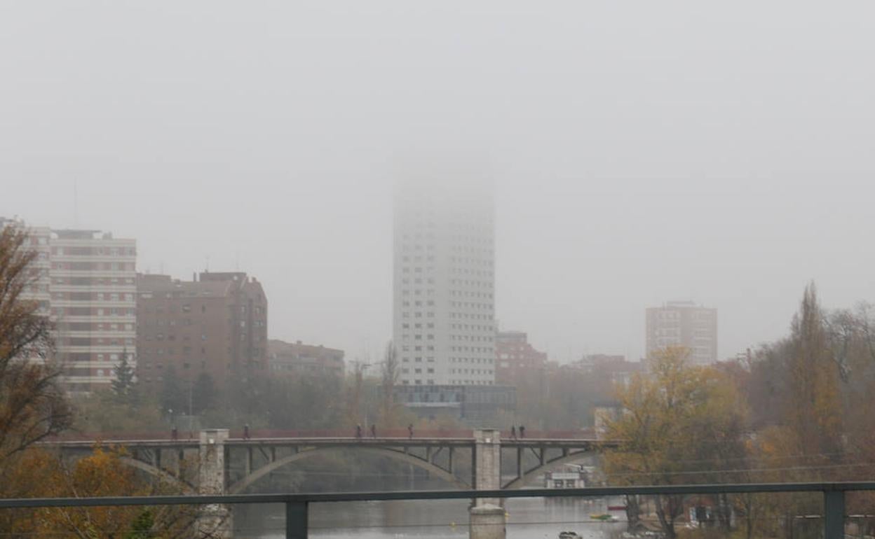 Instantánea de la niebla de este martes en la ciudad de Valladolid. 