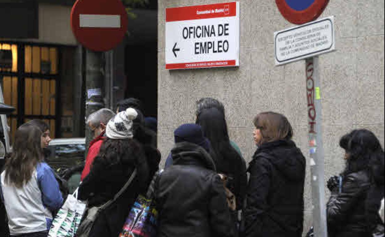 La tasa de paro juvenil en España casi triplica la media de la OCDE