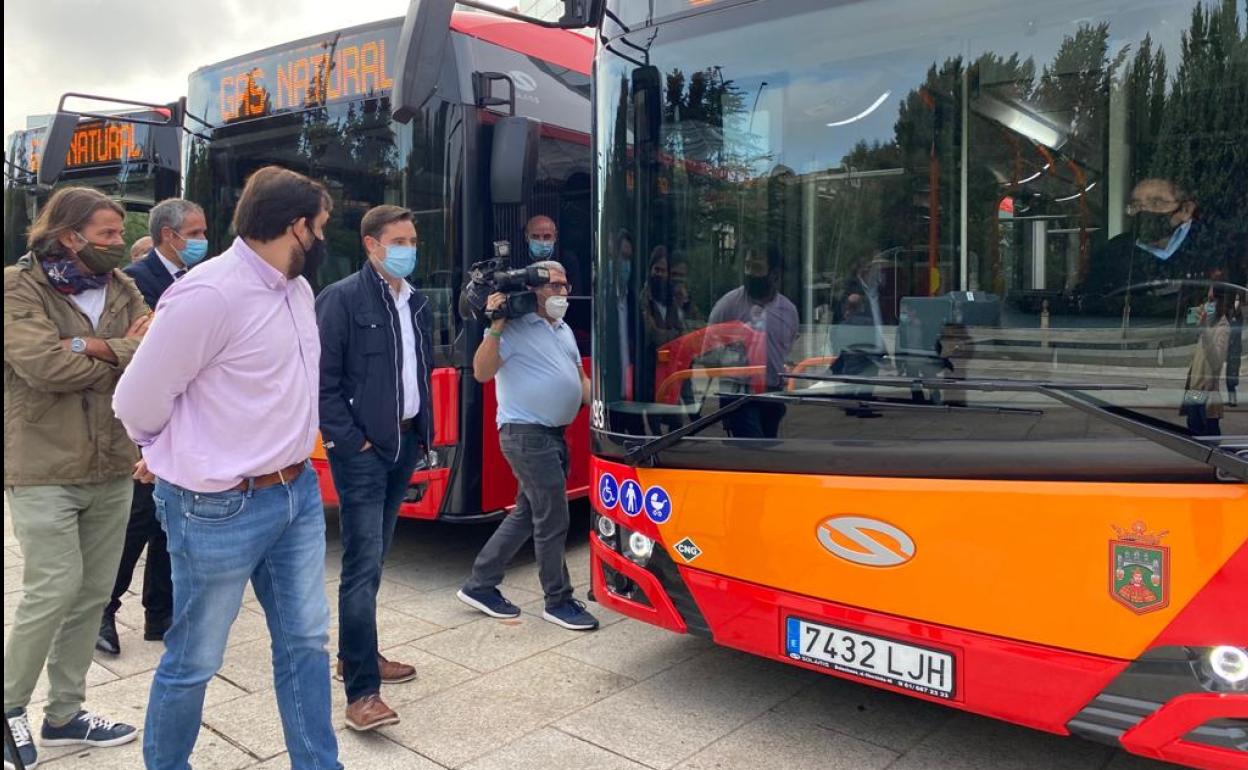 Berzosa en la presentación de los nuevos buses incorporados a la flota municipal.