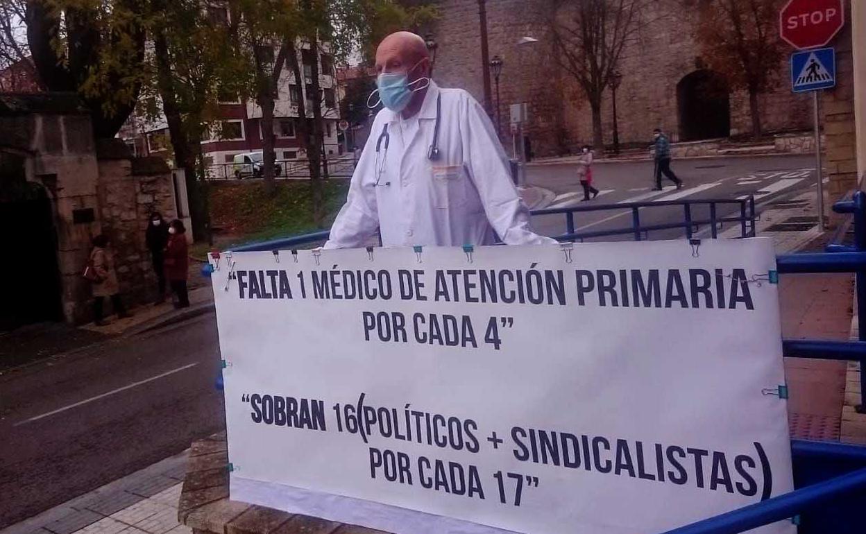 El doctor Jiménez con su pancarta a las puertas del centro de salud Los Cubos.