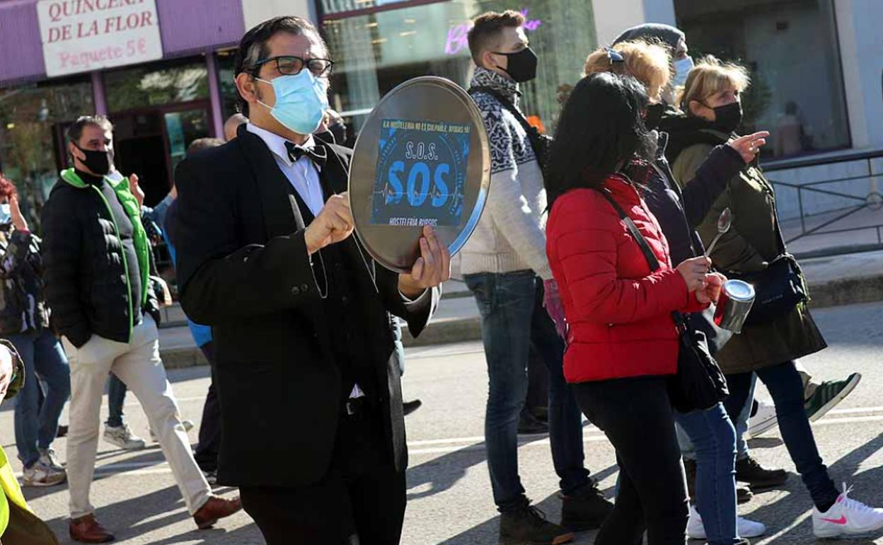 Los utensilios sin uso de los hosteleros han servido para generar ruido entre los gritos de protesta. 