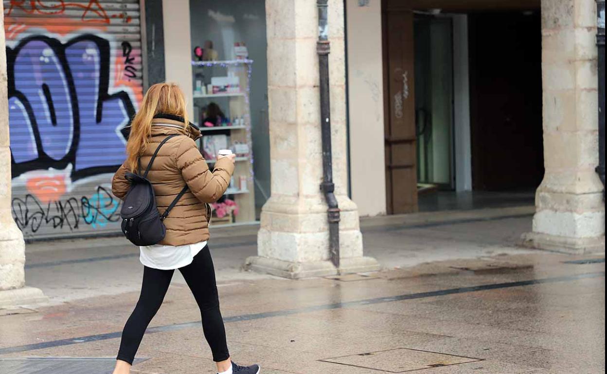 La comida y bebida para llevar no debe ser excusa para hacer corrillos o concentrarse en torno a la hostelería.