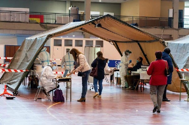 Colas a la entrada del recinto ferial de Aranda donde se realizan los test masivos de detección de la covid-19. 