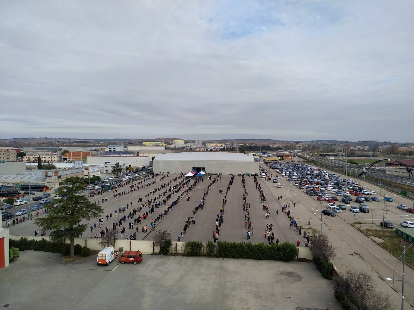 Colas a la entrada del recinto ferial de Aranda donde se realizan los test masivos de detección de la covid-19. 