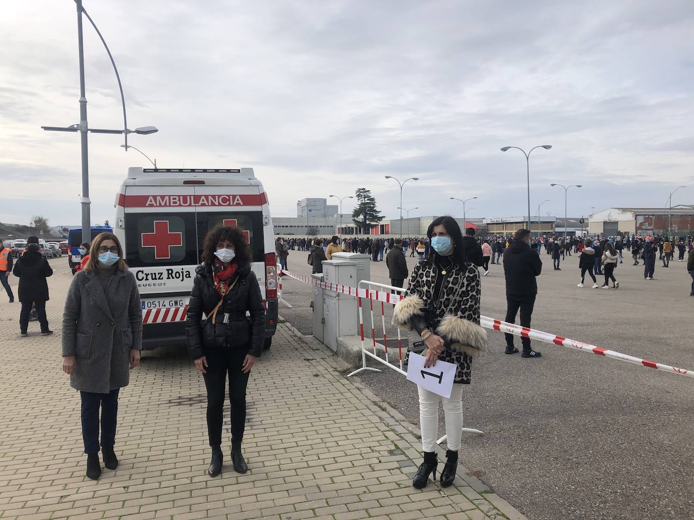 Colas a la entrada del recinto ferial de Aranda donde se realizan los test masivos de detección de la covid-19. 