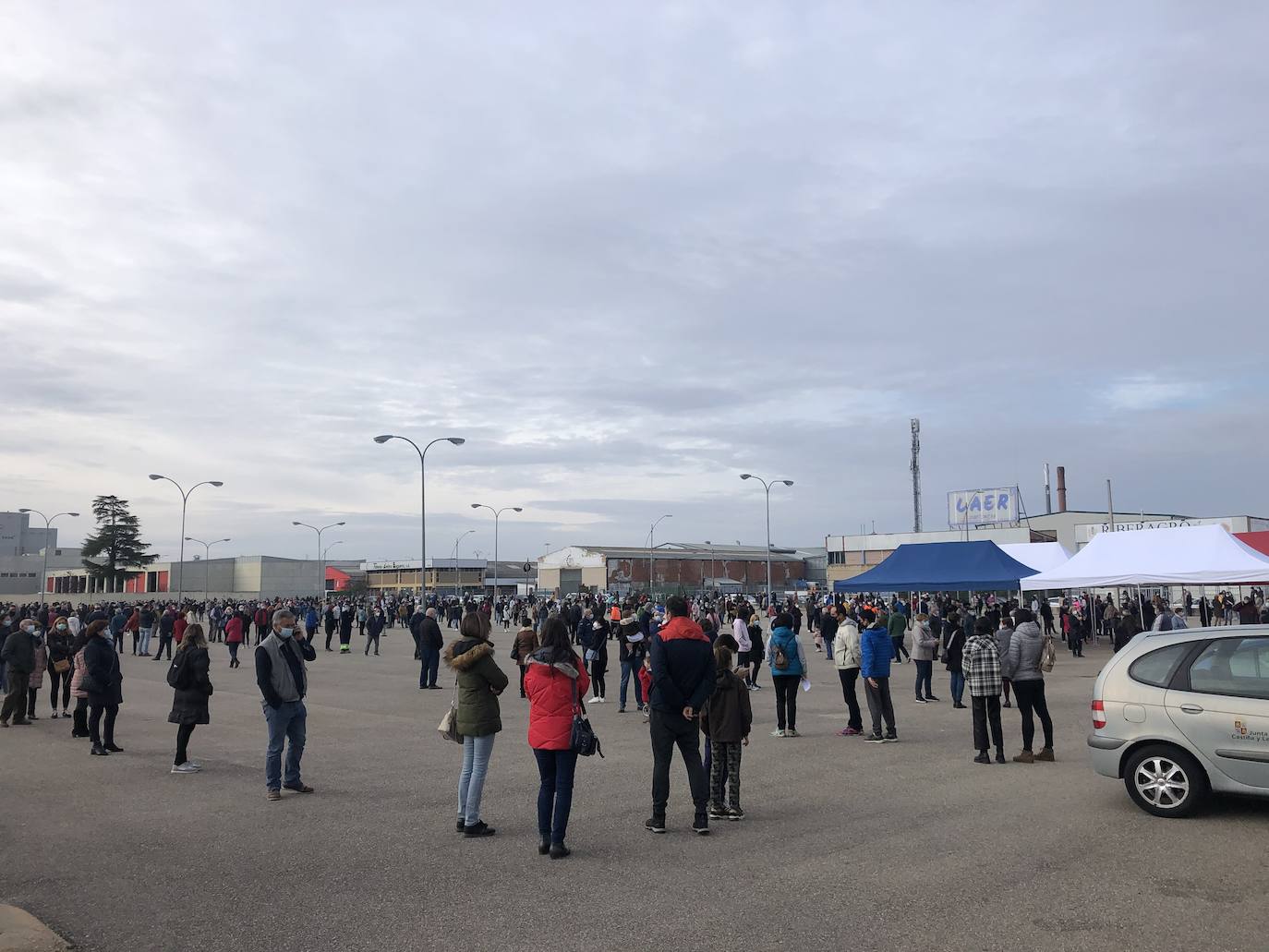 Colas a la entrada del recinto ferial de Aranda donde se realizan los test masivos de detección de la covid-19. 