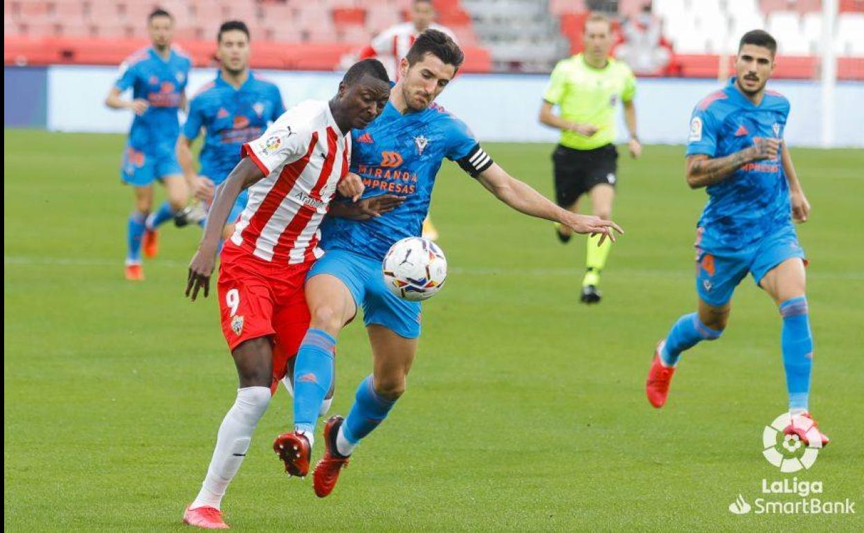 Una jugada del choque entre el Almería y el Mirandés.