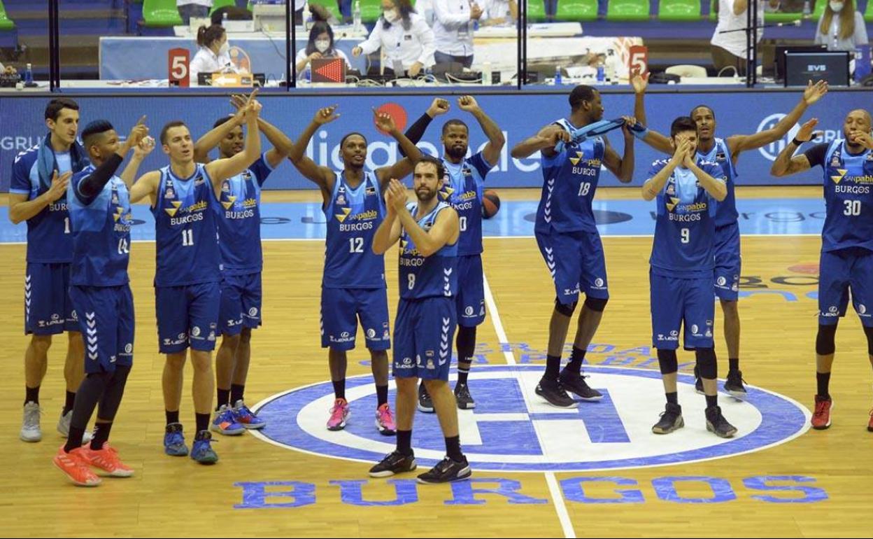 Los jugadores del Hereda San Pablo Burgos celebran la victoria antes Estudiantes.