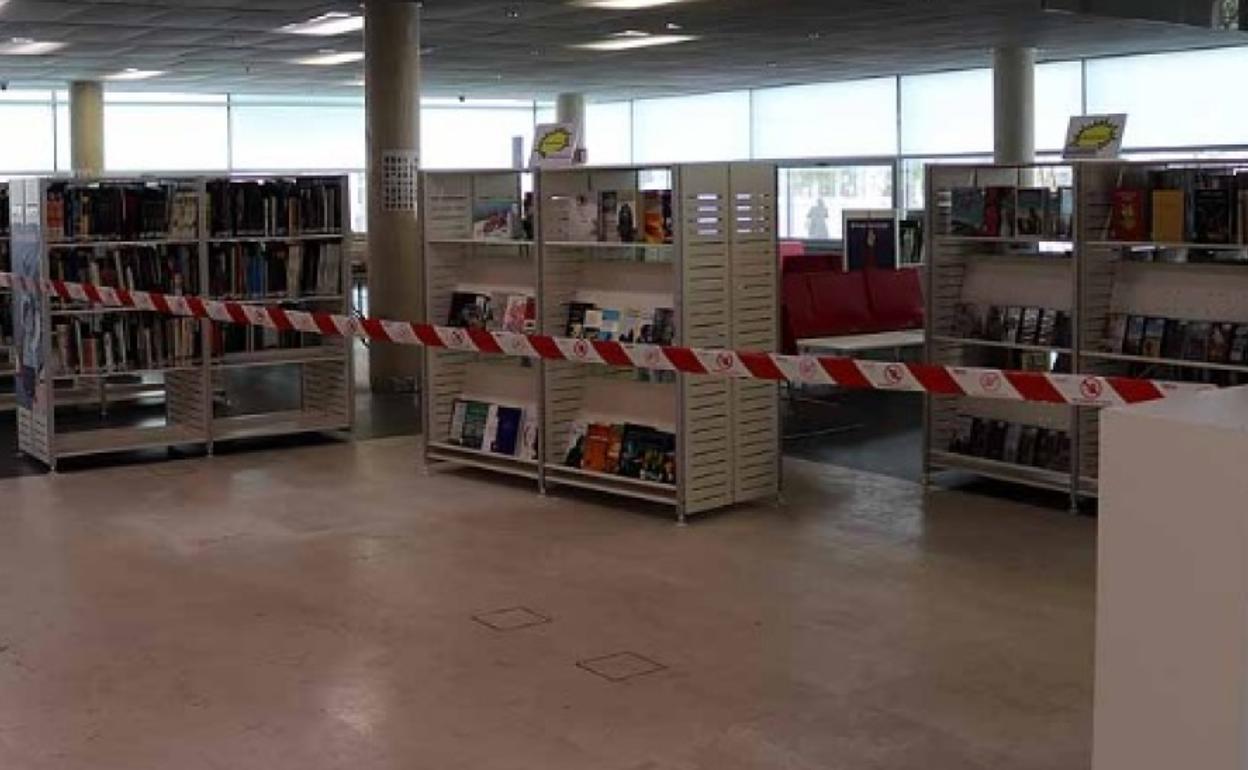 Imagen de la biblioteca pública San Juan con cierre de sus instalaciones debido a la pandemia de la covid. 